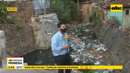 Gran cantidad de basura en cauce del arroyo Mburicá