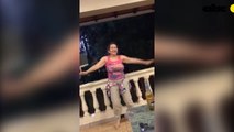 Zulma Gómez celebrando con cerveza y un arma en la mesa