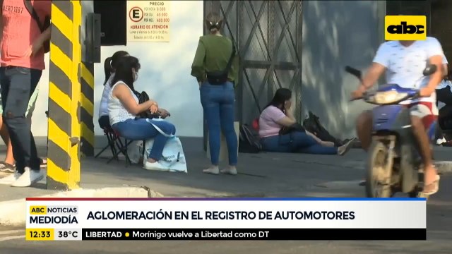 Aglomeración de personas en el Registro de Automotores