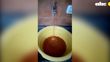 Agua turbia que reciben vecinos del barrio Santa Lucía de Limpio