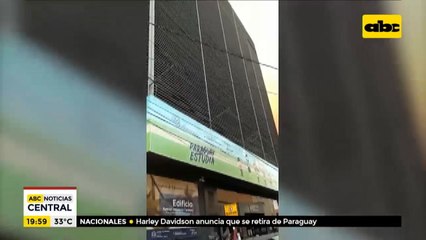 Postulantes a docentes protestan frente al MEC