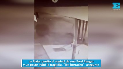 La Plata: perdió el control de una Ford Ranger y un poste evitó la tragedia, "iba borracho", aseguran