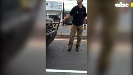Un conductor en estado de ebriedad atropelló el paseo central y chocó a otro vehículo en su huida.