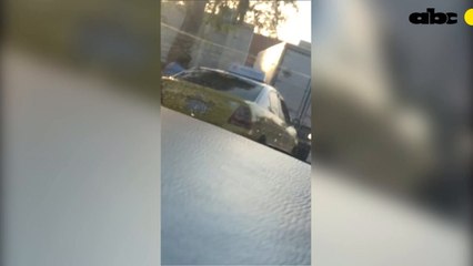 Un taxista y un camionero protagonizaron una pelea que terminó en destrozos para ambos