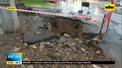 Enorme cráter en plena avenida Mariscal Estigarribia