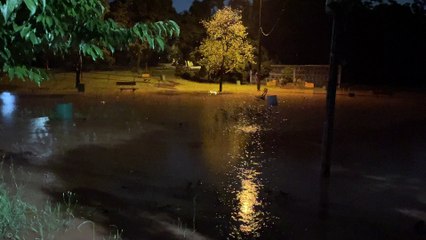 Córrego transborda e alaga parque após fortes chuvas, no Bairro Periolo em Cascavel