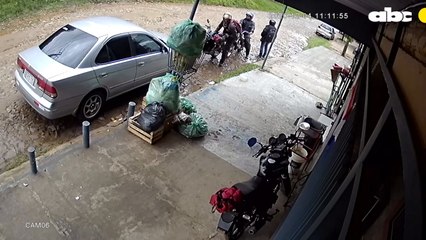 Un presunto motochorro fue detenido al intentar vender celulares robados.