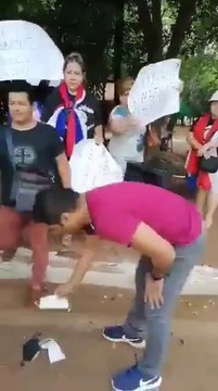 El diputado Jorge Brítez quemó tapabocas durante una manifestación