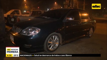 Robaron vehículo, se llevaron dinero y abandonaron el rodado