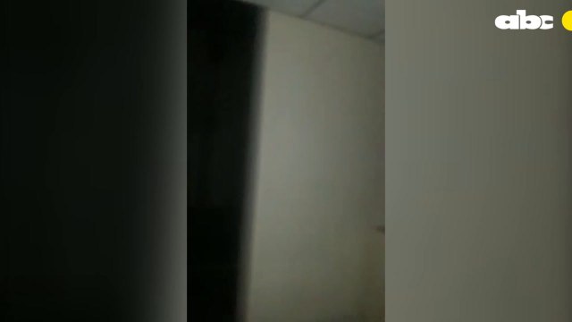 Funcionarios de la sede judicial muestran como el sitio está totalmente a oscuras hace varios días