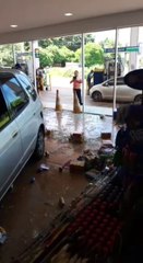 Automóvil fuera de control entró a una tienda de servicios