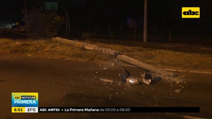 Automóvil chocó contra columna de la ANDE