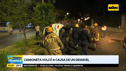 Camioneta volcó a causa de un desnivel sobre la avenida Mcal. López