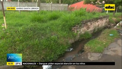 Patio baldío en el barrio Santa Librada, potencial criadero de mosquitos