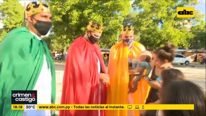 Los Reyes Magos Policías dan regalos a niños