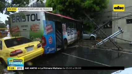 Dos personas heridas tras triple choque