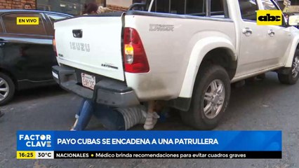 Payo Cubas se encadena a una patrullera