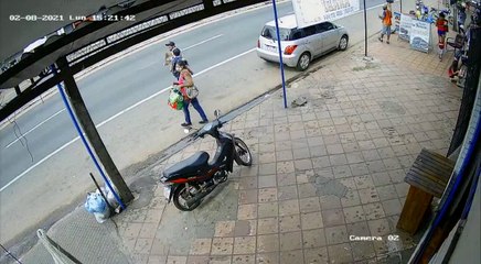 Con restos de tubo fluorescente, limpiavidrios agrede a vendedor ambulante