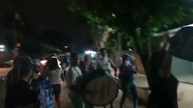 Justicia para Fabian , exigen familiares de joven asesinado, frente a la vivienda de la novia de Papo Morales