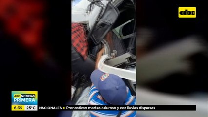 Conductor queda atrapado tras accidente
