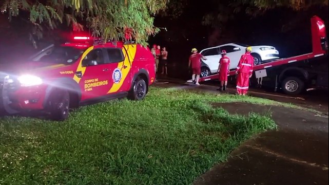 Carro fica parcialmente submerso em alagamento e mobiliza resgate em Cascavel
