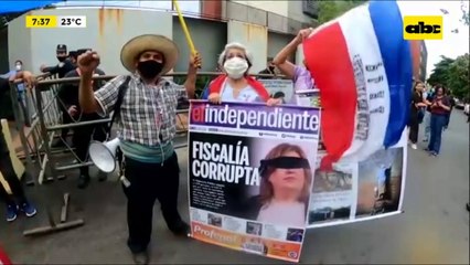 Manifestantes piden juicio político a Sandra Quiñónez