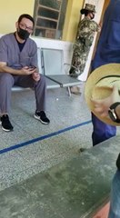 La cirujana estética María del Carmen Elizeche Baudo reclama a personal de blanco que acudió al Materno de Trinidad