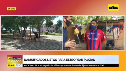 Familias afectadas por incendio y subida del río ocupan plazas céntricas