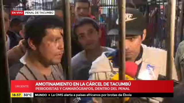 Periodistas y camarógrafos dentro del penal