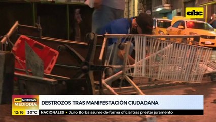 Destrozos tras enfrentamiento entre policías y manifestantes