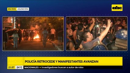 Policía retrocede y manifestantes avanzan