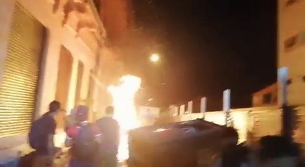 Destrozos e incendio frente al Ministerio de Hacienda