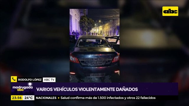 Varios vehículos violentamente dañados