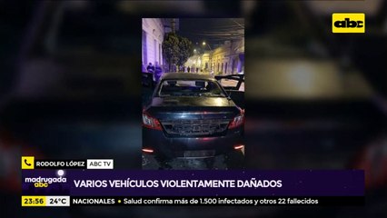 Varios vehículos violentamente dañados