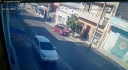 En cámaras de seguridad se observa el momento en que la mujer chocó a ambos vehículos