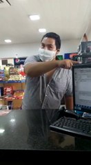 Hombre maltrata a una empleada de una estación de servicios Petropar