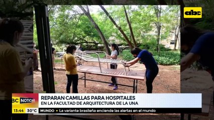 Estudiantes reparan camillas para hospitales