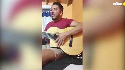 Carlos Portillo, haciendo un "Cover" de "El Rey", ahora es usado como burla por los internautas
