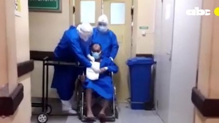 Momento en que don Joel Oviedo sale de alta de Terapia Intensiva