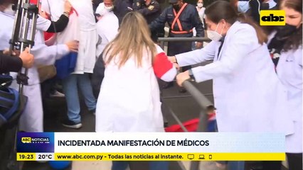 Incidentes entre policías y médicos durante manifestación