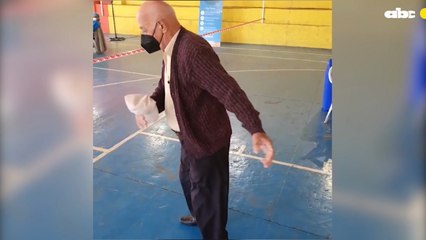Un hombre celebró bailando la aplicación de la vacuna e instó a otros a aplicarsela.
