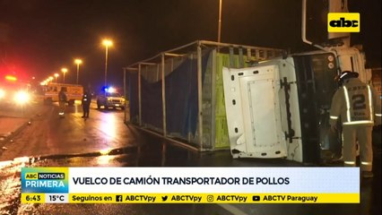 Camión transportador de pollo vuelca sobre la Transchaco