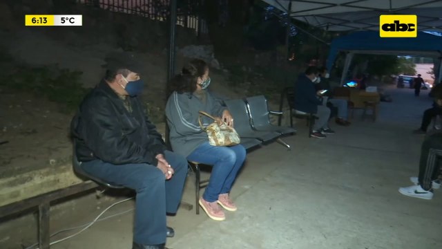 Adultos mayores madrugan para recibir dosis anticovid