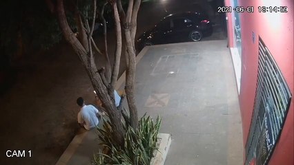 Tomaban una gaseosa y fueron asaltados y despojados de su celular