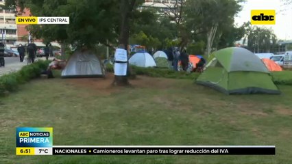 Montan carpas para guarecerse del frío en IPS Central