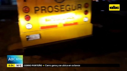 Profundo bache "se tragó" camión de caudales en San Lorenzo