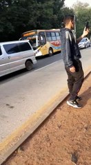 Motociclista ebrio quema su motocicleta tras multa de la Patrulla Caminera