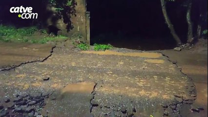 Força da enxurrada arranca árvore e leva pedaço do asfalto em Cascavel