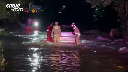 Carro fica ilhado em ponto alagado após forte chuva em Cascavel