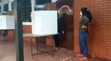 Electores con dificultad para usar la máquina de votación en Presidente Franco